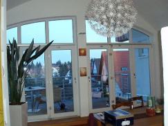 Fensterfront und Falt-Balkontüren in weiß 